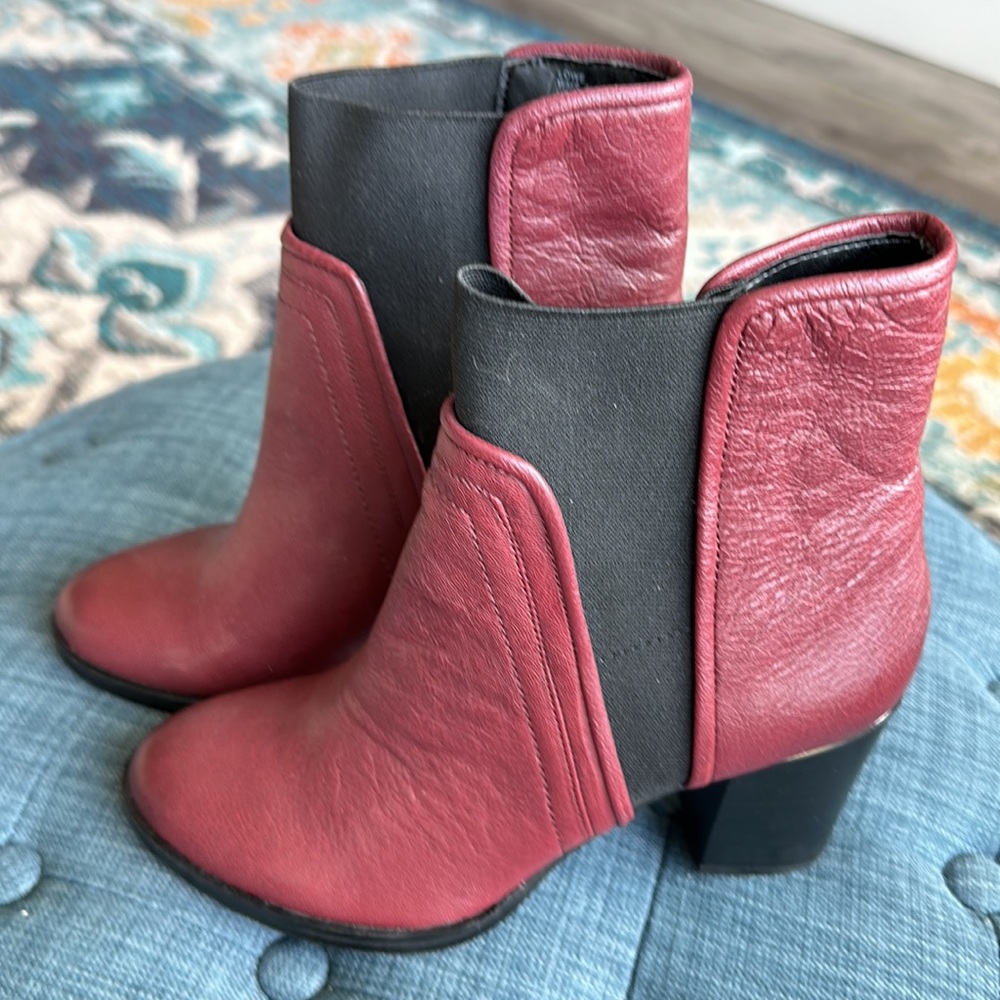 KENNETH COLE booties leather uppers - like new condition